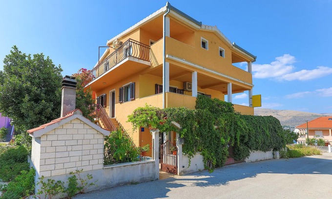 Okrug Donji Apartment | Cozy 1 Bedroom Oceanfront Retreat in Okrug Donji