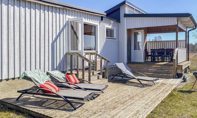 Klintehamn House | Cozy Cottage in Fröjel with Oceanfront and Spa Amenities