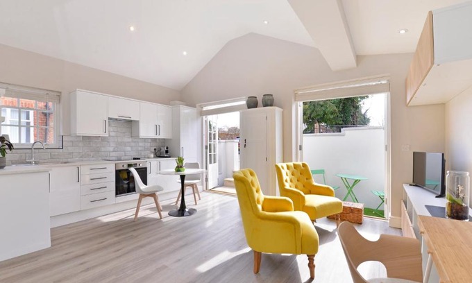 Odiham Apartment | Cozy 1 Bedroom Flat in Odiham with Free Parking