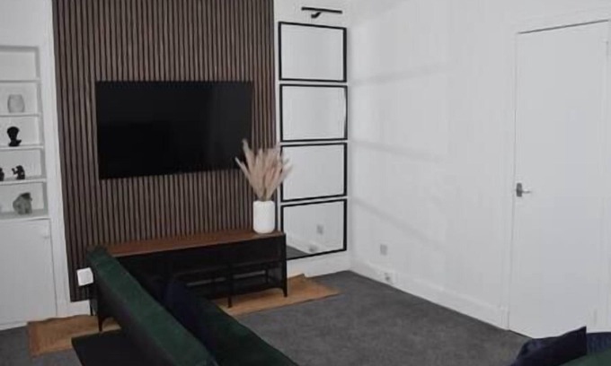 Murthill Apartment | Cozy 1 Bedroom Flat in Dundee with Kitchen Amenities