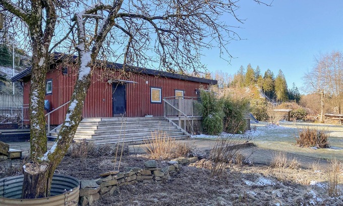 Landvetter House | Cozy Cottage Retreat by the River with Scenic Lake Views