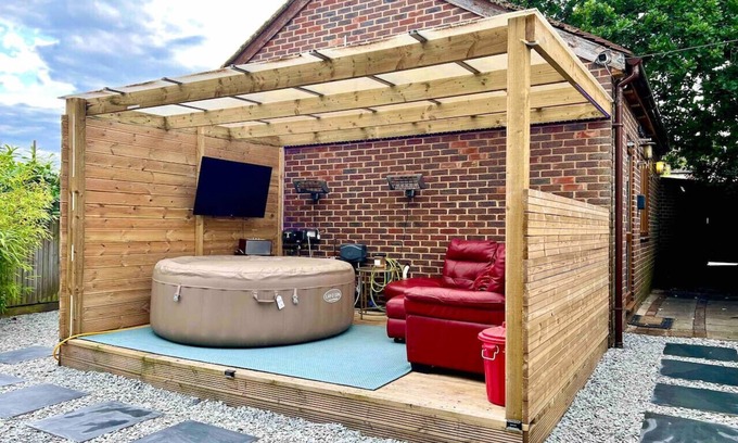 London Borough of Bromley House | 1 Bedroom home with hot tub & private garden