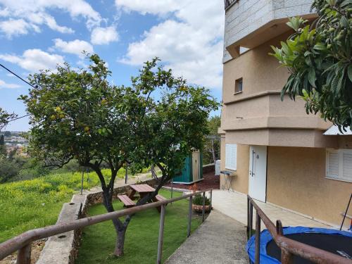 Ma'alot - Tarshiha Apartment | Inviting 1 Bedroom House: Pet-Friendly Comfort Awaits