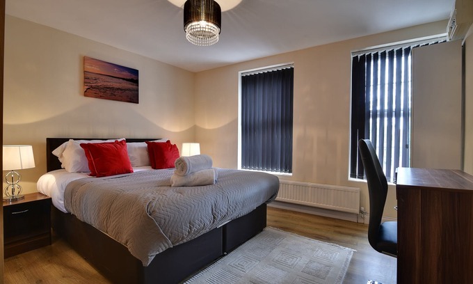 Luton House | Cozy One-Bedroom House with Secure Parking for Your Stay