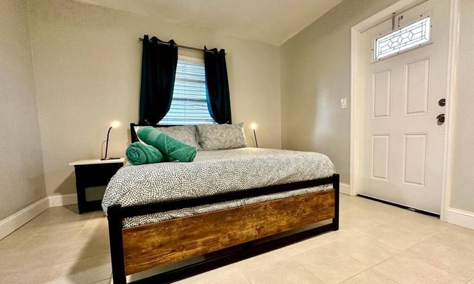 Edgewood Apartment | Cozy 1-Bedroom in Fort Lauderdale with Free Parking & Kitchen