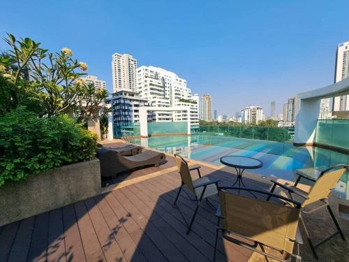 Asoke Apartment | Modern 1 Bedroom Retreat in Sukhumvit CBD, Near BTS