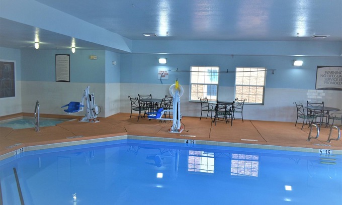 Northeast Heights Condo | Cozy 1 Bedroom with Indoor Pool & Hot Tub Access