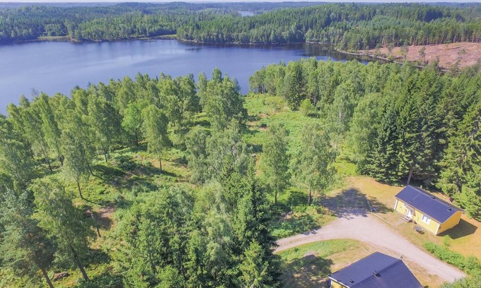 Fegen House | Cozy 1 Bedroom Retreat in Fegen with Pool and Spa