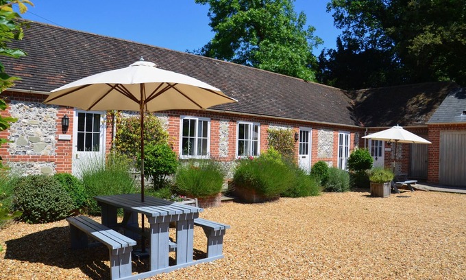 Winterbourne Earls Cottage | Elegant 1 Bedroom Suite with Kitchen & Breakfast Included
