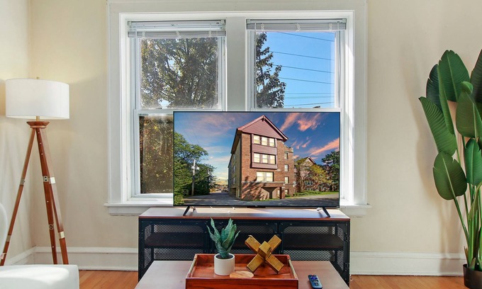 Skokie Apartment | Comfortable 1-Bedroom Apartment in Skokie with Breakfast
