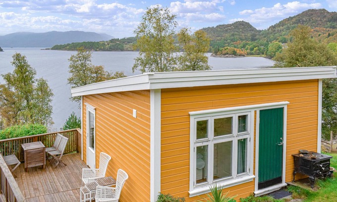 Etne House | Prime 1 Bedroom Stay with Ocean & Lake Views in Skånevik