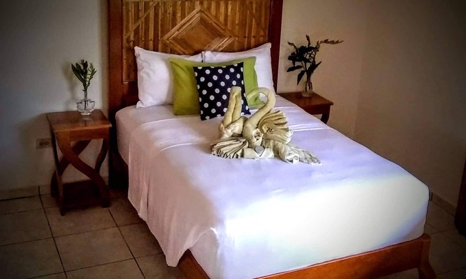 Isla Solarte House | Ocean View 1 Bedroom Apartment with Spa & Hot Tub