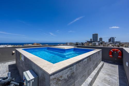 Pembroke Apartment | 1 Bedroom Penthouse Retreat for Couples & Families with Large Rooftop Terrace and Pool