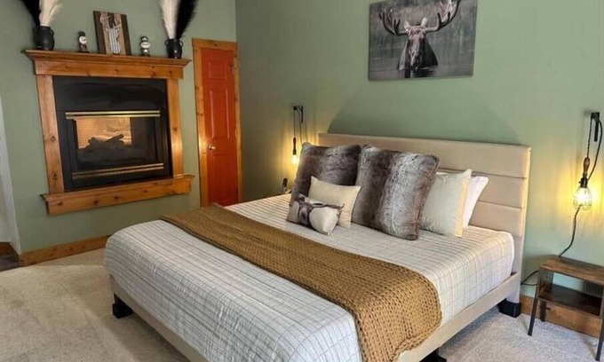 Galena Apartment | Top-Rated Studio with Pool, Spa & Hot Tub Amenities