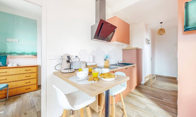 Melrand Apartment | Escape to a Romantic Getaway in Our Oceanfront Apartment