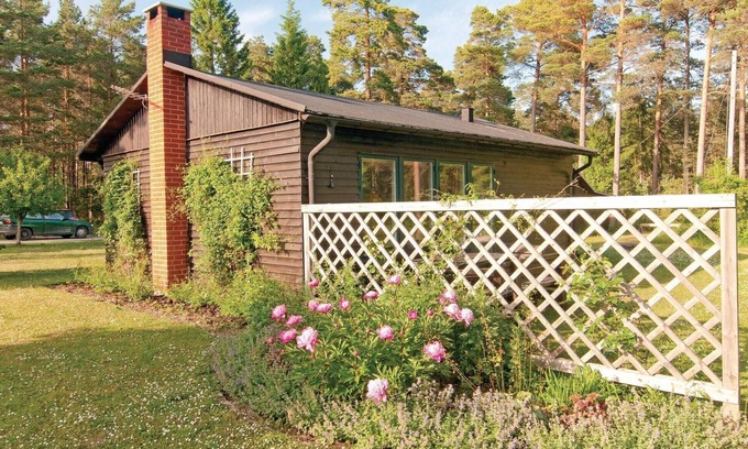 Tingstade House | Bright Cottage Retreat with Lake View and Spa Access