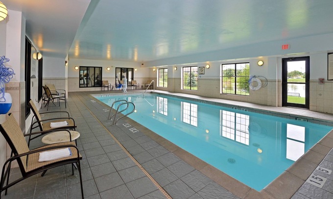 West Des Moines Condo | Relaxing 1-Bedroom Retreat with Pool & Hot Tub Access