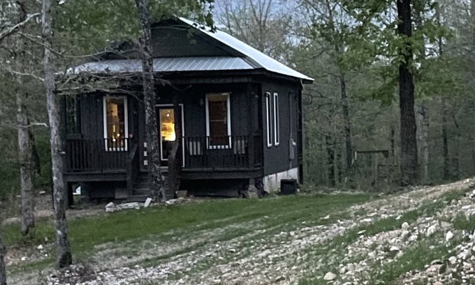 Jones Mills House | Idyllic Retreat: Cozy Little House with Kitchen & Breakfast