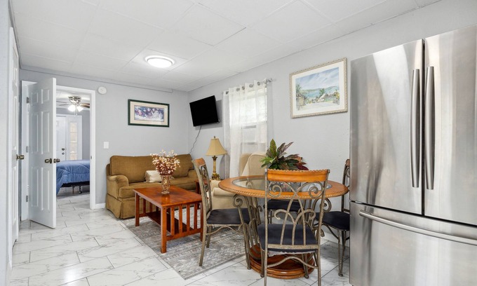 Taft House | Charming Newly Renovated One-Bedroom with Spa & Hot Tub