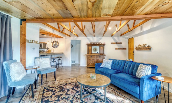 Larkspur House | Ideal Location in Bend: Pet Friendly Near Old Mill & Downtown