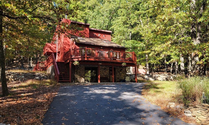 Sybertsville Ski Chalet | Convenient Stay Just 1 Block From the Lake, Pet Friendly
