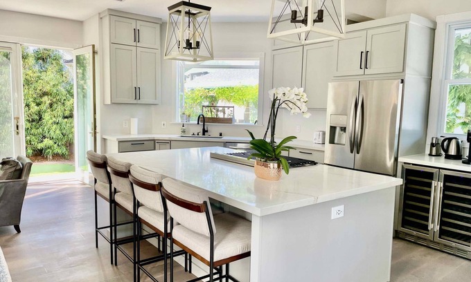 St. Helena House | Prime Location Just Steps from St. Helena’s Best Shops!