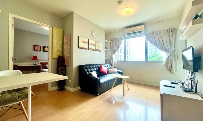 Phra Khanong Nuea Apartment | Convenient 1 BR Retreat near BTS Skytrain with Spa & WiFi