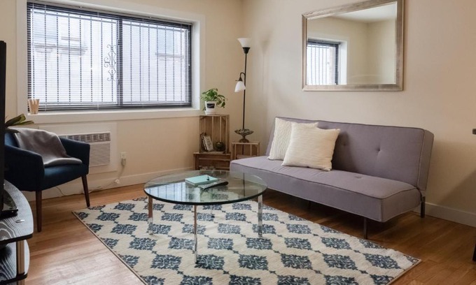 Lower East Side Apartment | Convenient 1 BR Apartment Near Marquette University