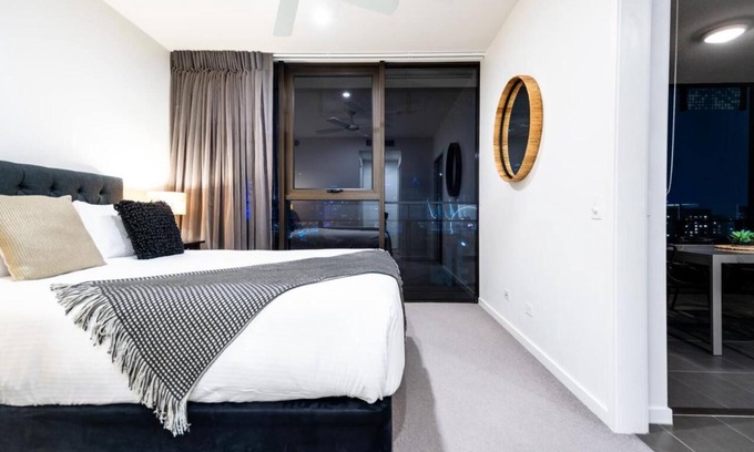 South Brisbane Hotel | 1 BR City View Service Apt . South Brisbane