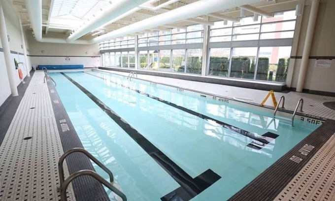 Crosstown Apartment | Stylish 1 BR Downtown Retreat with Pool, Gym & Parking