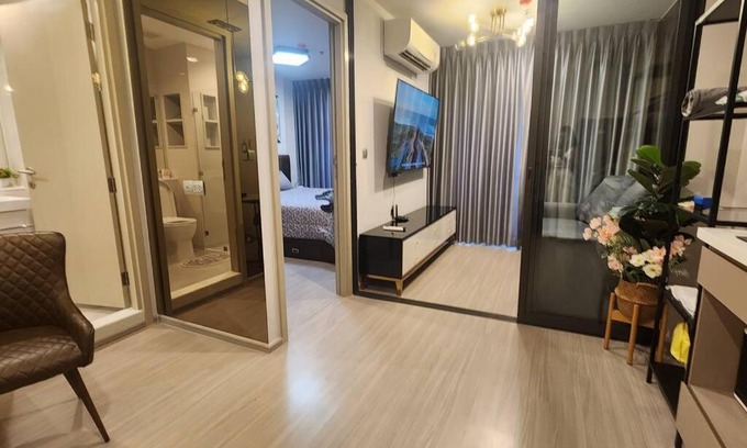 Chatuchak Apartment | Exceptional 1 BR Retreat at BTS MRT Ladprao, Pool Access