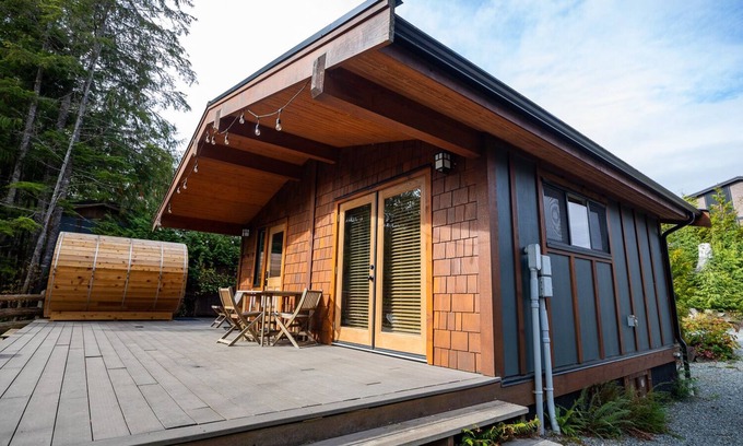 Port Renfrew Cottage | Cozy 1 BR with Bunkhouse, Garden View & Sauna Retreat