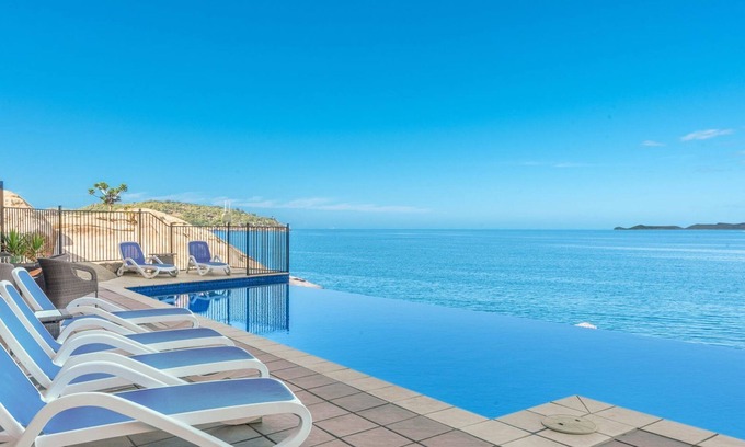 Nelly Bay Apartment | Bright Point Apartment 4501: Oceanfront Retreat with Pool