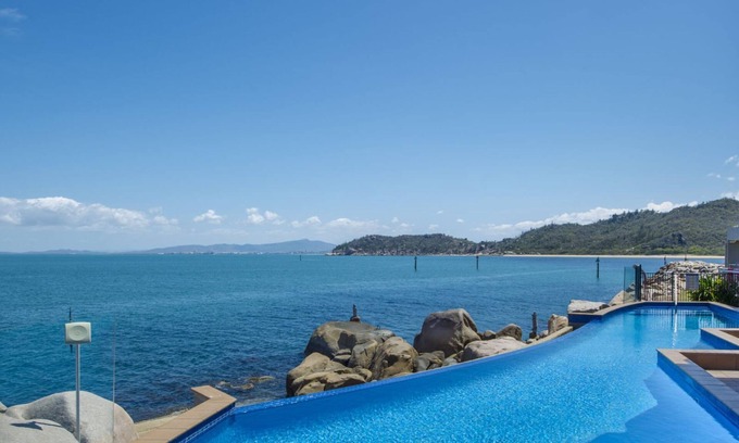 Nelly Bay Apartment | Bright Point Apartment 4502 with Oceanfront Pool Access