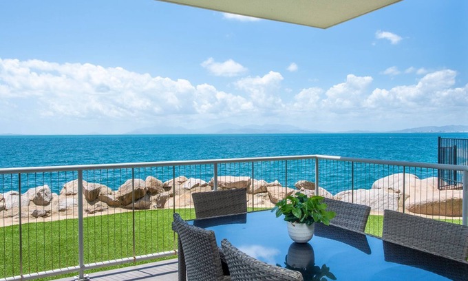 Nelly Bay Apartment | Bright Point Apartment 4105: Oceanfront Family Retreat