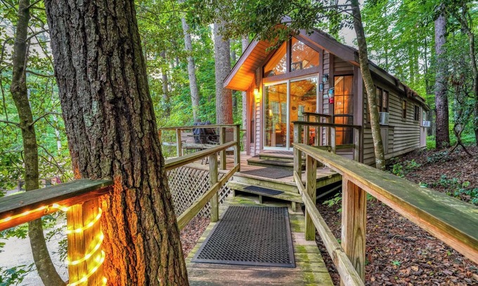 Wiley Cabin | Pet-Friendly Cabin with Waterfall Access Near Tallulah Gorge