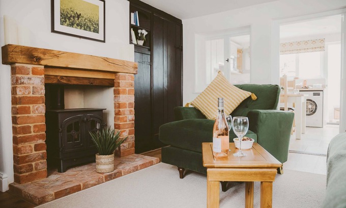 Woodbridge Cottage | Charming 1 Chantry Cottage: Ideal for Families & Spa Lovers