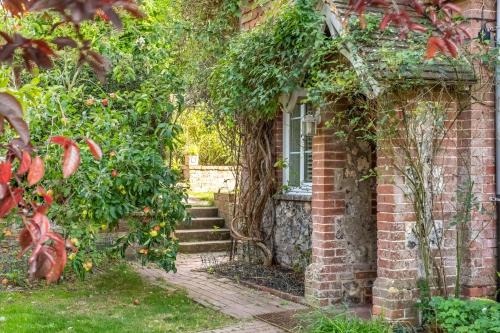Plumpton Green House | Pet-Friendly Escape at 1 Church Cottages