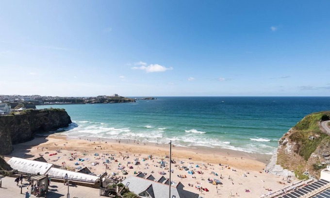 Newquay City Centre Apartment | Stay at 1 Cliff Edge: Oceanfront Studio with Breakfast