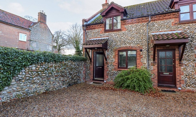 Holt House | Family-Friendly 1 Crowlands Cottages with Garden in Holt