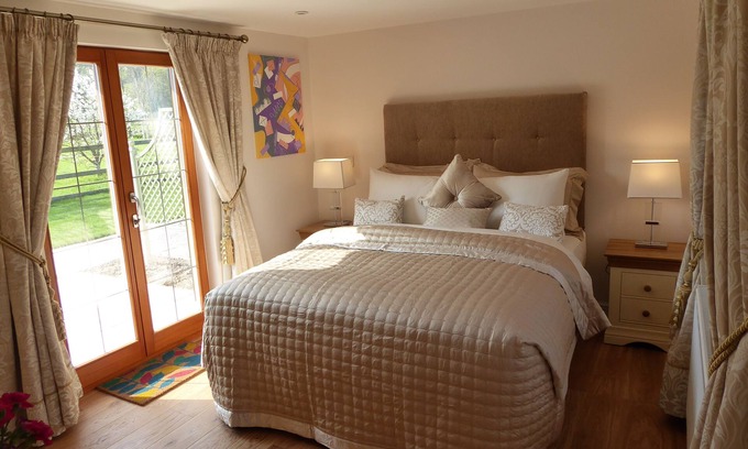Lower Assendon Bed & Breakfast | Cozy Private Cottage for Two in Henley on Thames