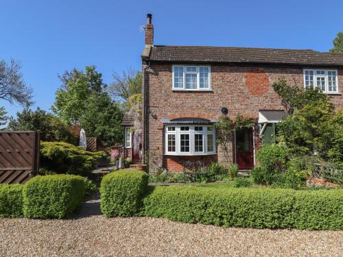 Louth House | Discover 1 Eastview: Pet-Friendly Haven with Top Ratings