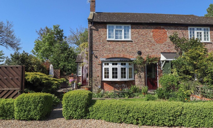 Louth Cottage | Pet-Friendly Escape: 1 EASTVIEW Cottage in Manby