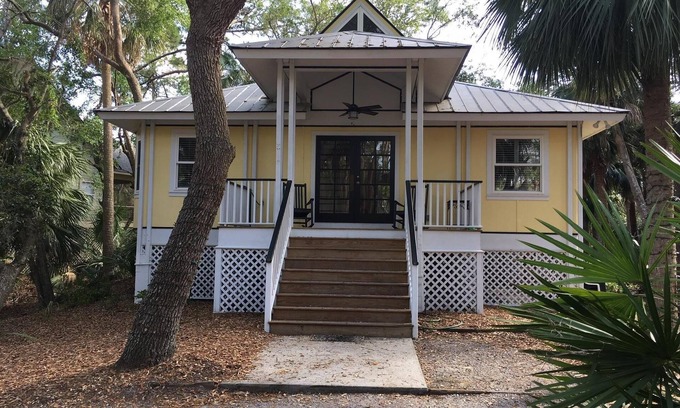 Saint Helena Island Cottage | Relaxing Beach Retreat with Pool and Golf Cart Access