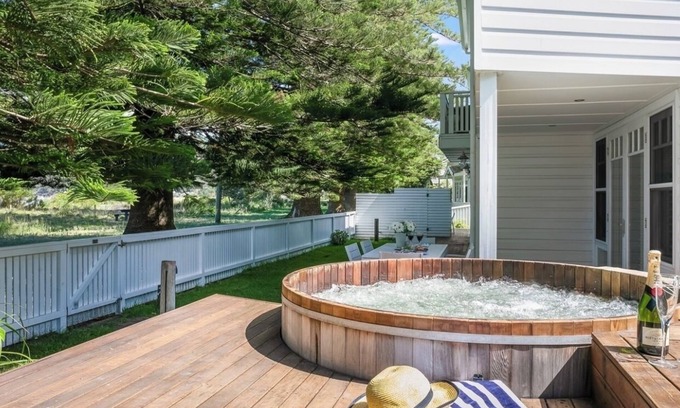 Patonga House | Beachfront House with Hot Tub and Sauna Retreat
