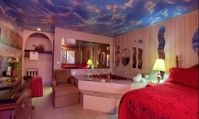Yucca Valley Hotel | Relaxing King Bed Suite with Jetted Tub & Pool Access