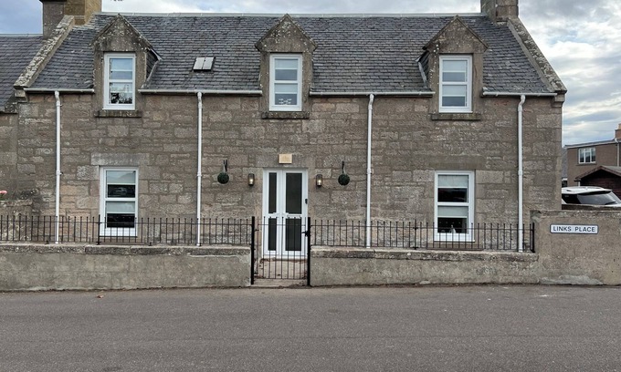 Nairn House | 1 LINKS PLACE, family friendly, country holiday cottage in Nairn