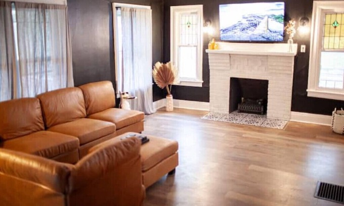 Columbia House | Prime Location and Chic House with Family-Friendly Amenities