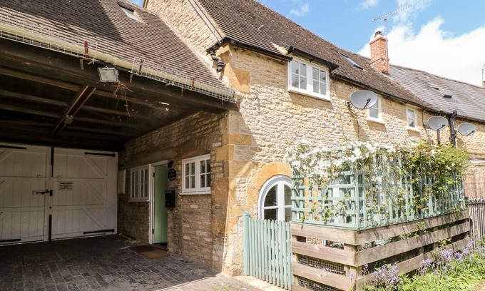 Stow-on-the-Wold Cottage | Cozy 1 Manor Cottage - Pet Friendly with Garden in Stow