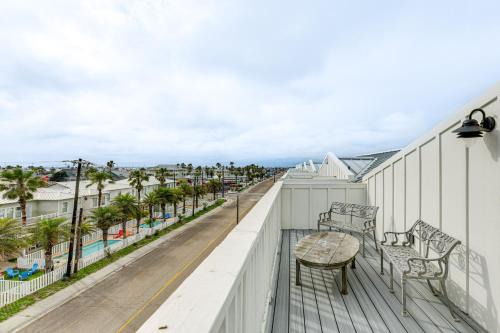 Old Town House | Relaxing Port Aransas Townhome with Pool Access Near Beach
